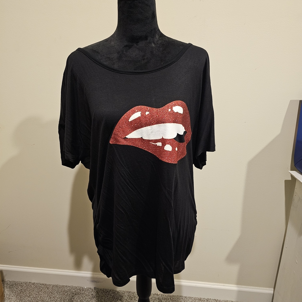 Black Off Shoulder T-shirt With Red Lips And Teeth Pattern